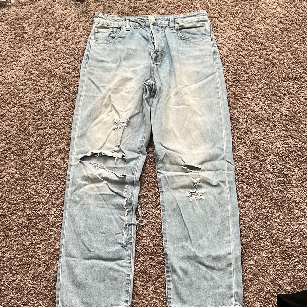 Loose ripped jeans